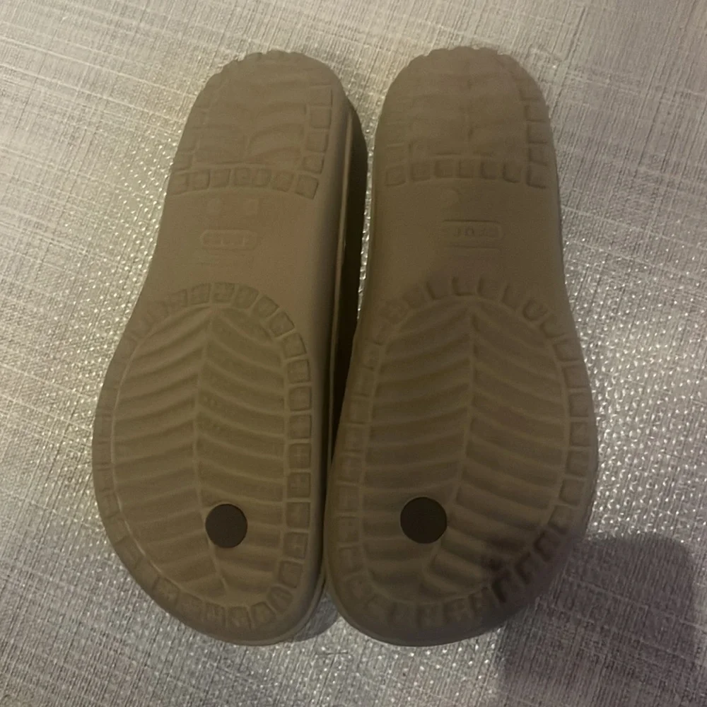 Crocs unisex brown flip-flops Men's 9/Women's 11